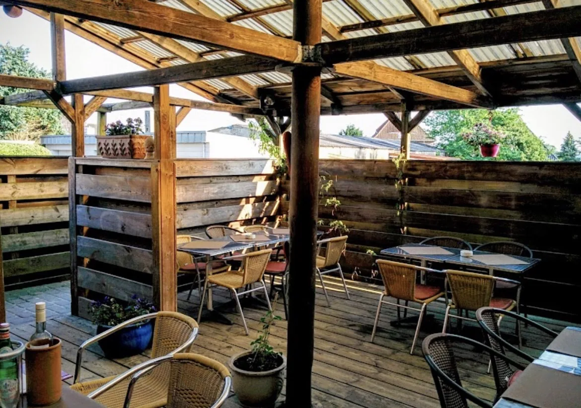 Überdachte Terrasse der Pizzeria Casalino