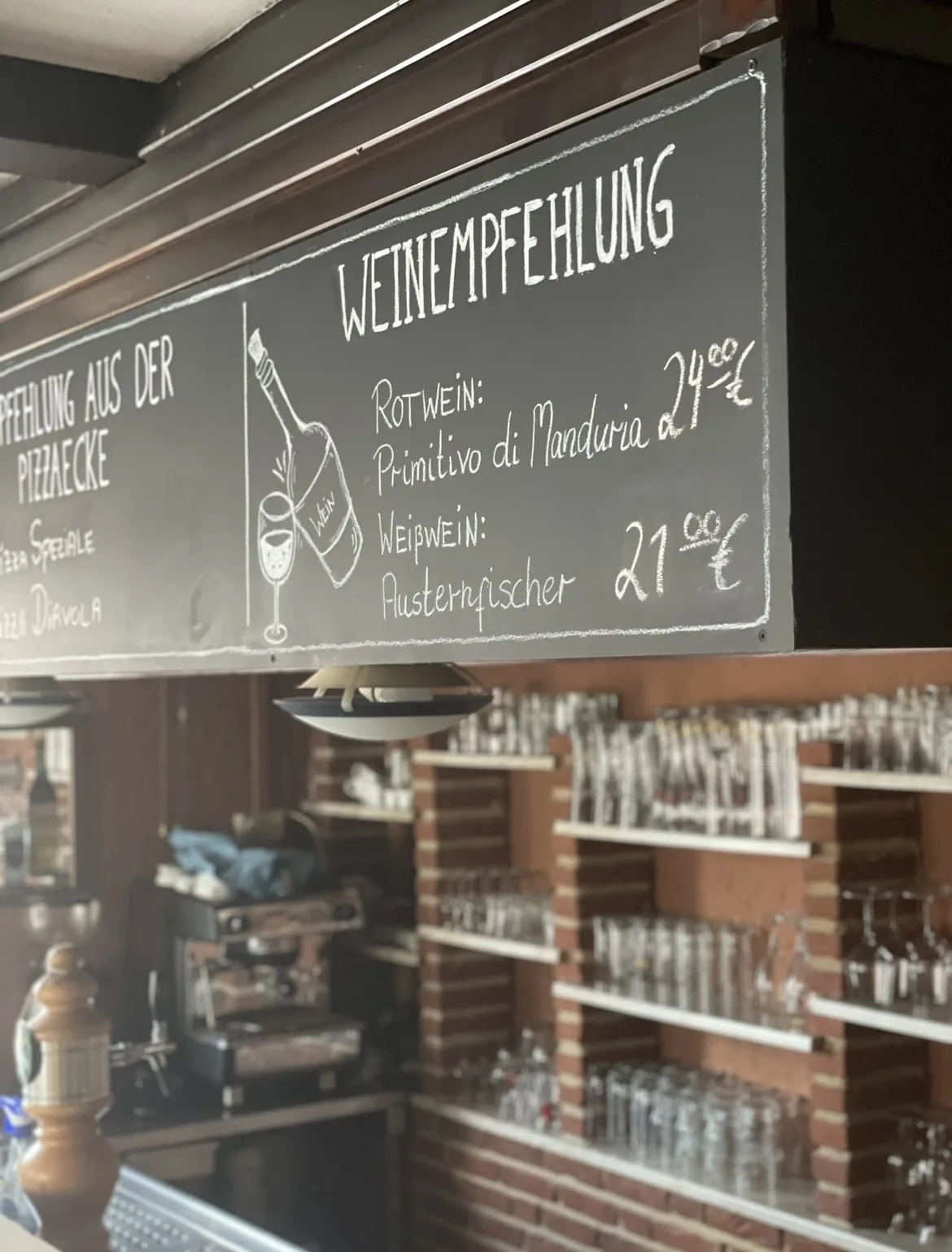 Tresen und Weintafel im Casalino